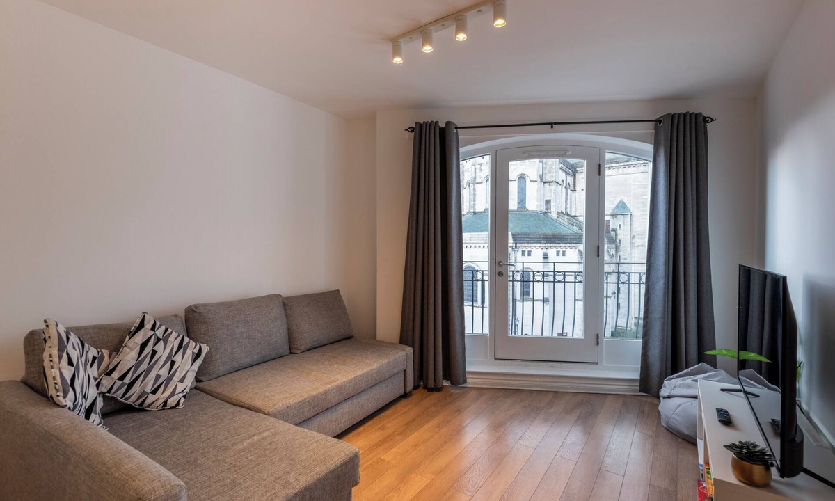 Cathedral Quarter Apartment | Luxury 2BR with cathedral views in the heart of Belfast — steps to nightlife, cafes, tours and top attractions.