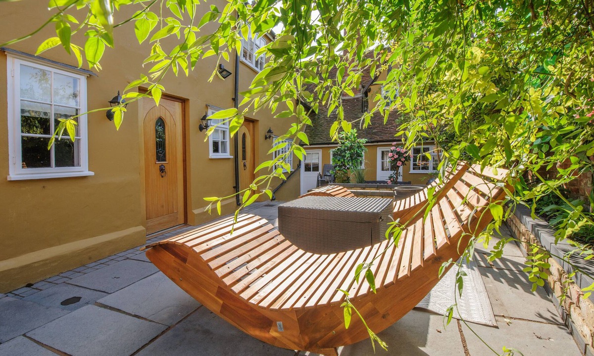 Saffron Walden House | Luxury 3 Bed Manor House Hot Tub Cinema Room Skytv