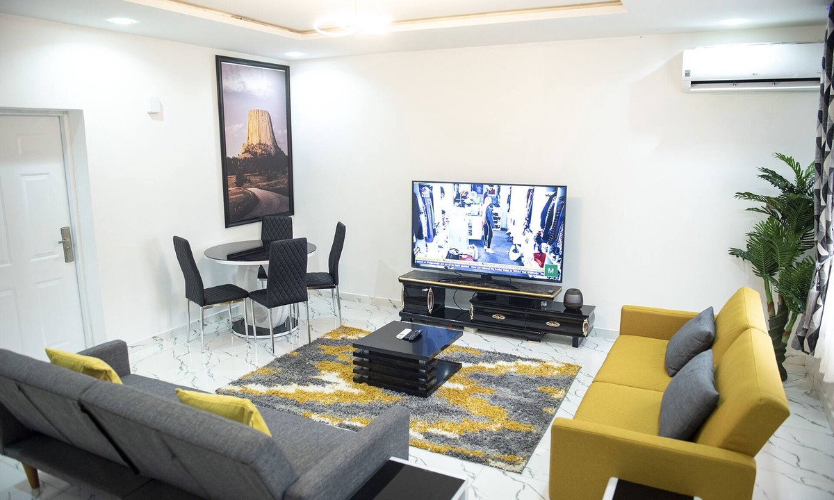 Abuja House | Luxury 3 Bedroom Apart - 24Hrs Elect/WIFI/Security (Yellow)