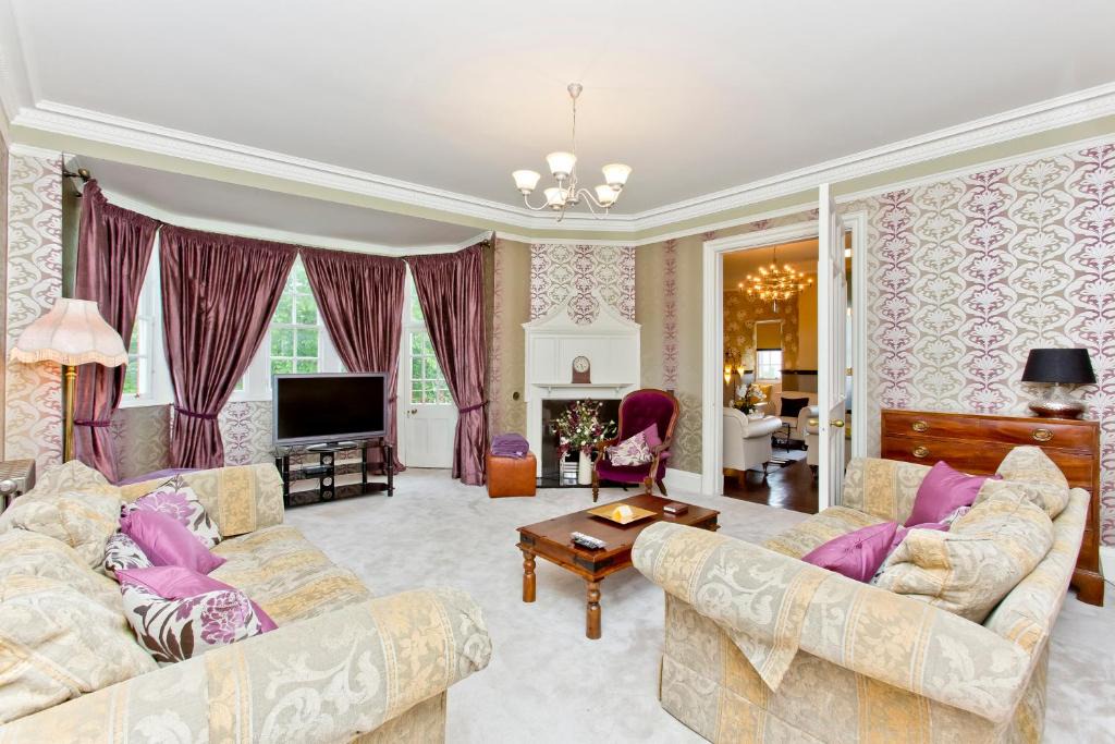 Old Town Apartment | Luxury-3-bedroom Ramsay Garden Apartment next to Edinburgh Castle