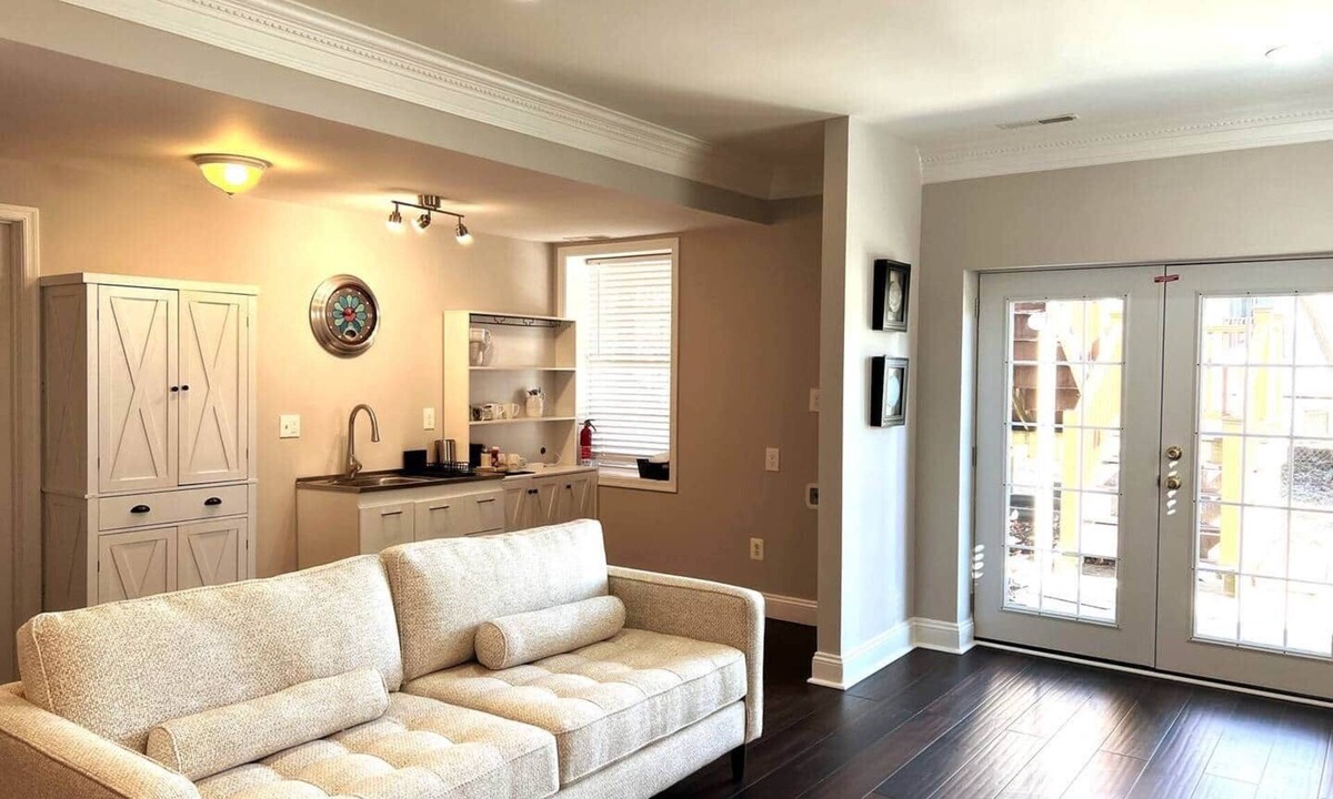 Nauck House | Luxury 3 BR 1.5 Baths Lower Level Unit: Nonsmoking