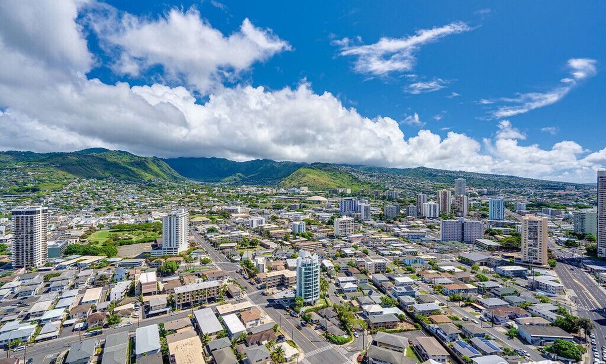 McCully - Moiliili Condo | Luxury 3 Br Penthouse Panoramic Canal, Mountain, City views 90 Nt Min. furnished, 2 parking
