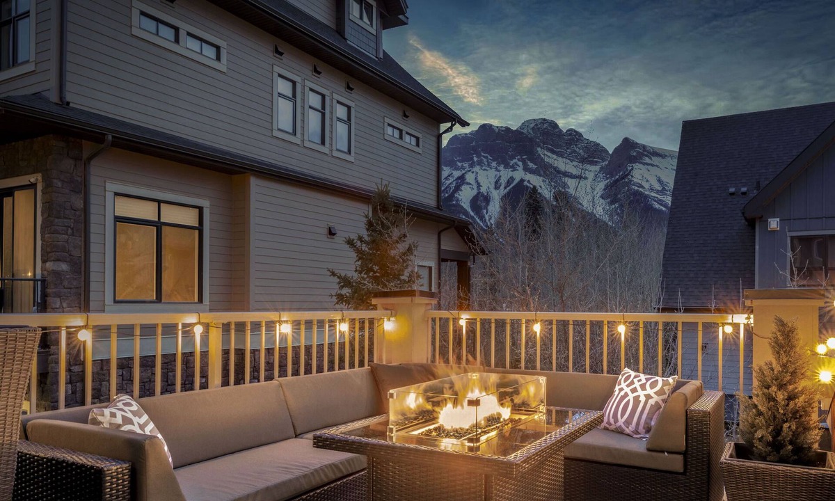 Cougar Creek House | Luxury 3BDRM - Chic Mountain Escape - BBQ/Fire Table