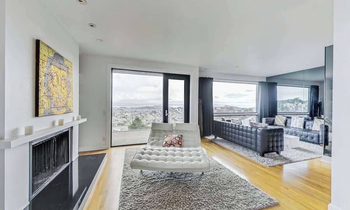 Eureka Valley House | Luxury 3BR Home - Pano Views, Steam room & Deck