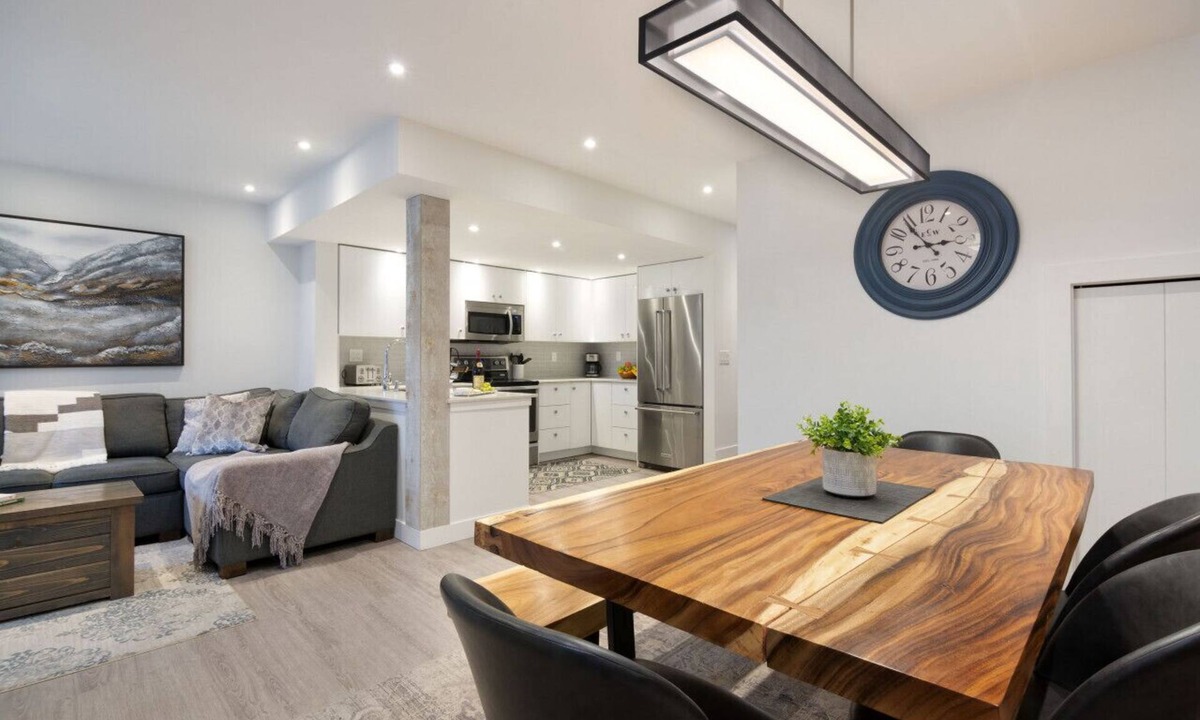 Woodfibre Villa | Luxury 3Br TH- Private Hot Tub/AC/Pool/Bike Storage