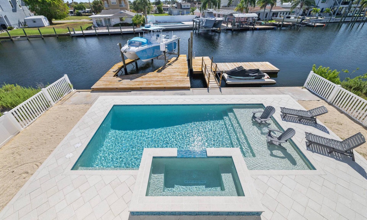 Hudson Beach Estates House | Luxury 3BR Waterfront Escape and Boaters Dream w/Heated Pool, Jacuzzi & Private Dock – Gulf Access!
