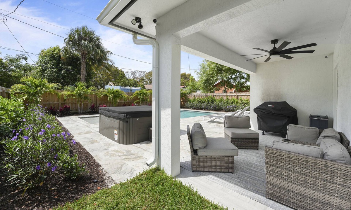 Old Northwood Historic District House | Luxury 4-Bedroom house with Heated Saltwater Pool, Jacuzzi, & Easy Self Check-In