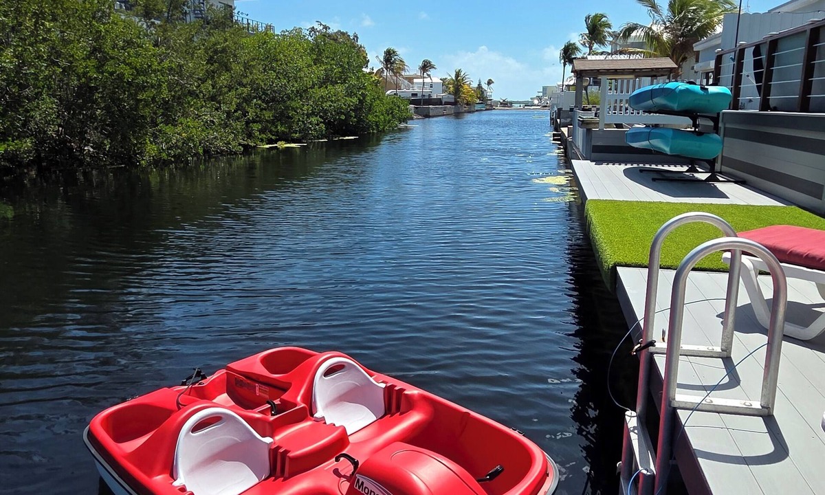 Tavernier House | Luxury 4B/3B, Private Canal, Kayaks, 13 ft Hot Tub, 4 H Mini-Golf & Pedal Boat.