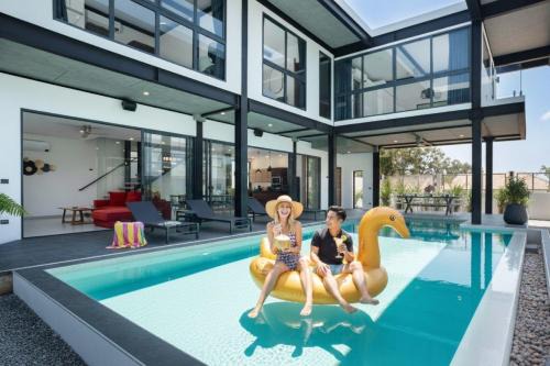 Ban Saiyuan Villa | LUXURY 4BR Oxygen Pool Villa Near Nai Harn Beach - Sunset Garden 7