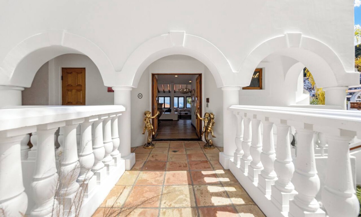 Avalon Condo | Luxury 4BR Villa: Vaulted Ceilings + Ocean Views + 6-seat golf cart.