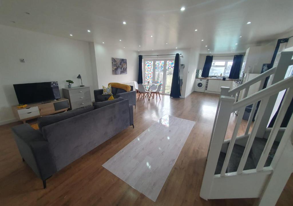 Luton Apartment | Luxury 5 - Spacious Contractor's Delight with 4 Bedrooms and Ample Driveway Parking