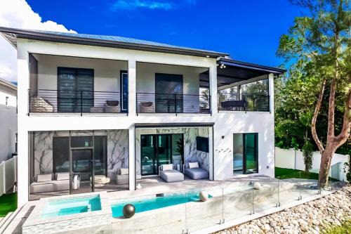 East Naples House | Luxury 5bd 5ba heated Pool, 5 Min to Beach & 5th ave