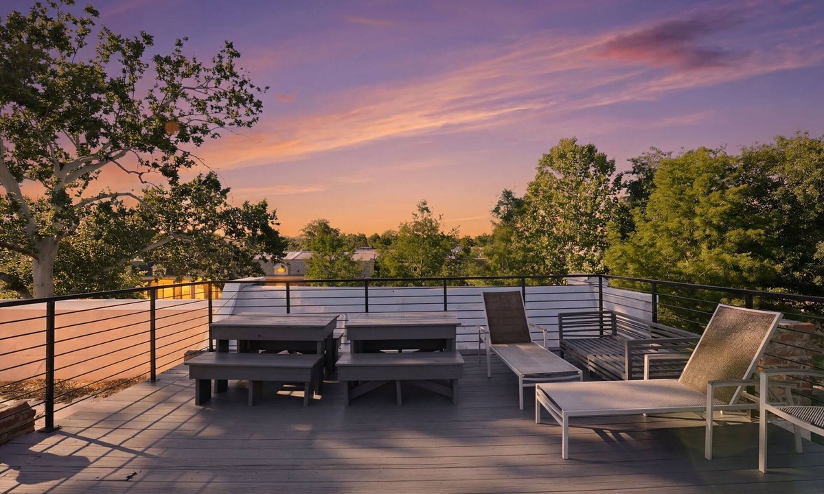Stronghold House | Luxury 5BR Rowhouse · Sleeps 14 · Rooftop in DC