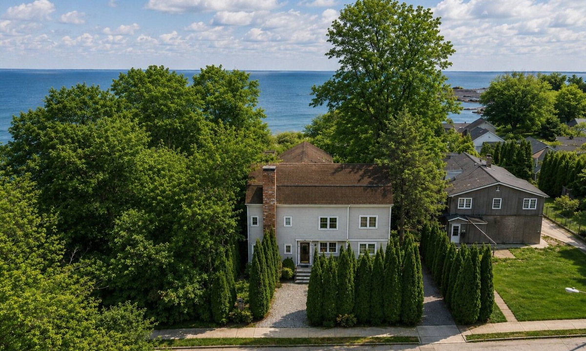 New London Villa | Luxury 8BR Winter Wonderland Sleeps 22 Indoor Fireplaces & Ocean Views
