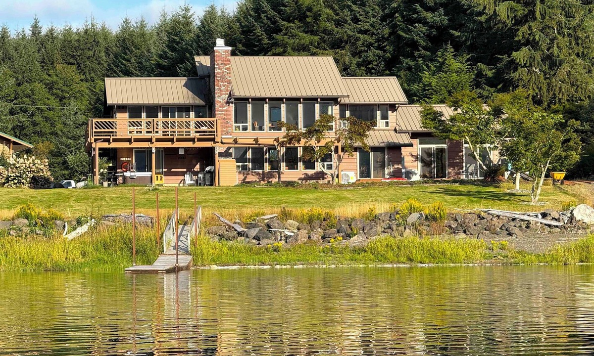 Beaver House | Luxury 9BR Lakefront Retreat/Dock/12 Kayaks/HotTub
