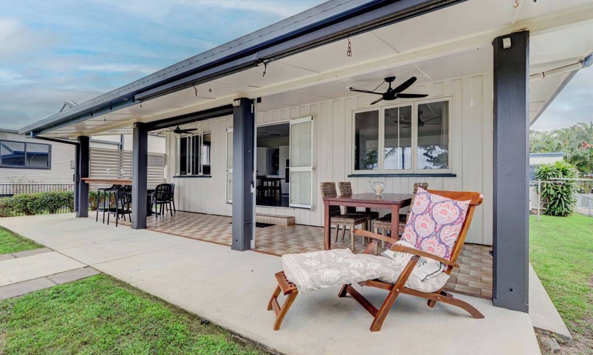 Kurrimine Beach House | Luxury Absolute Beachfront and Pet friendly!