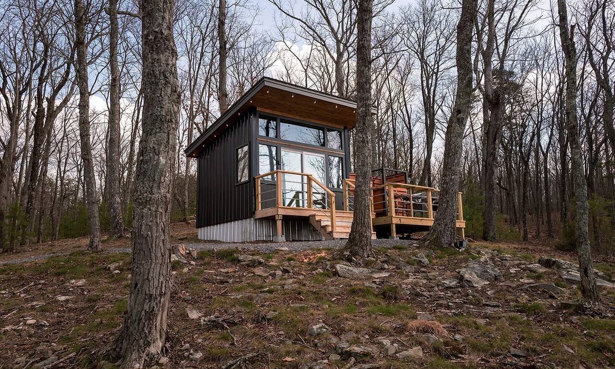 Menlo Cabin | Luxury Adventure Studio Chalet with Outdoor Shower near Cloudland Canyon & McLemore Golf Club in Menlo, GA
