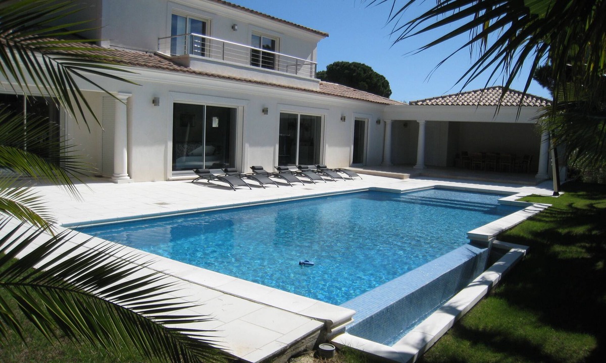 Valescure Villa | Luxury air-conditioned villa with swimming pool and large enclosed garden near beaches