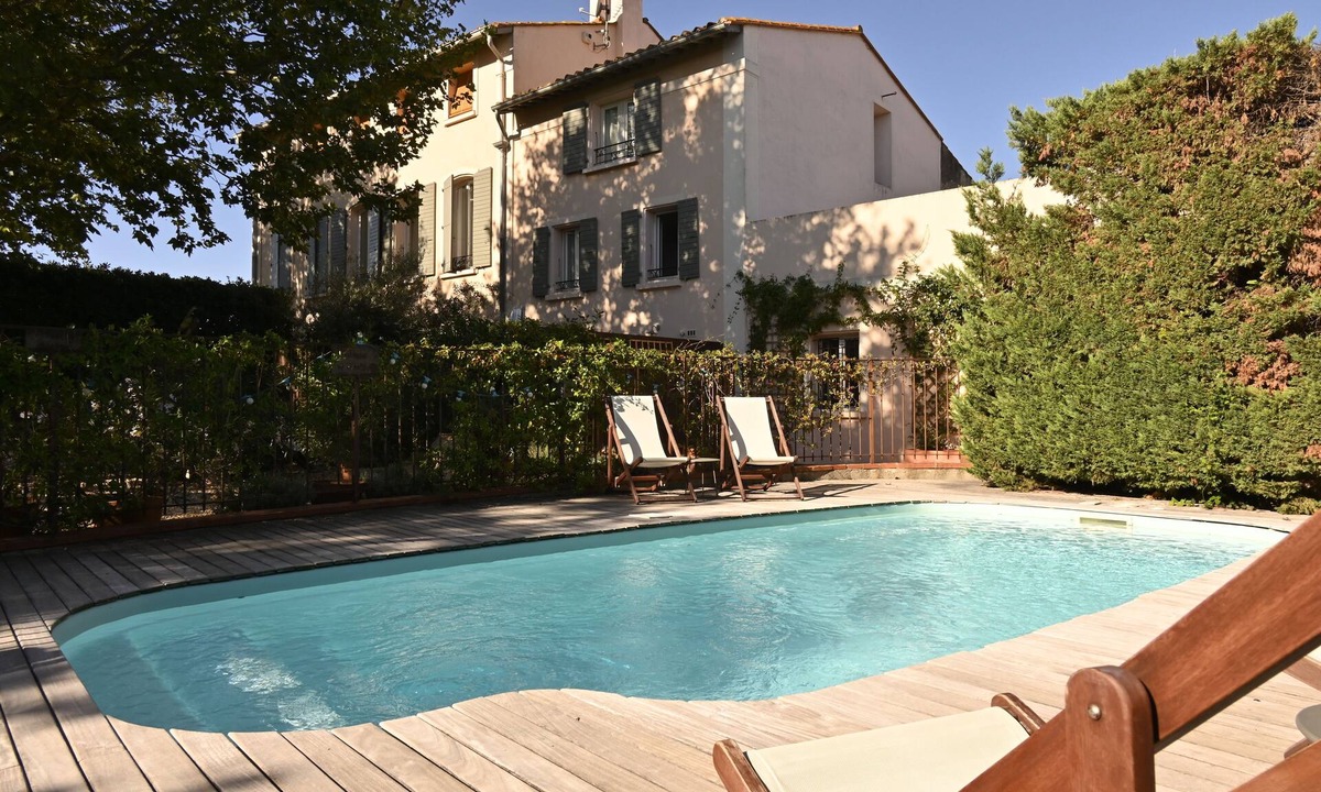 Perpignan House | Luxury air-conditioned 3-bedroom gîte with private terrace and shared swimming pool