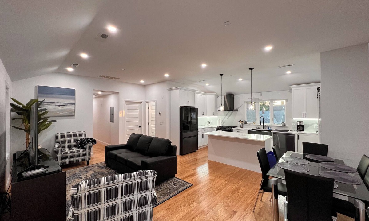 Danvers Apartment | Luxury and Modern Apt near Mall/Hospital