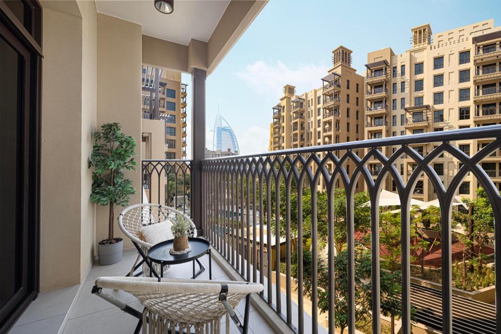 Umm Suqeim 3 Apartment | Luxury apartment with Iconic Landmark View, pool, gym, free parking