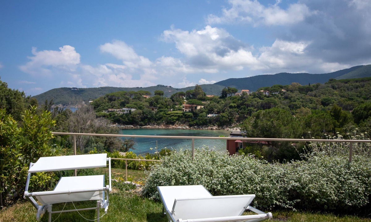 Procchio House | Luxury apartment with private access to the sea.