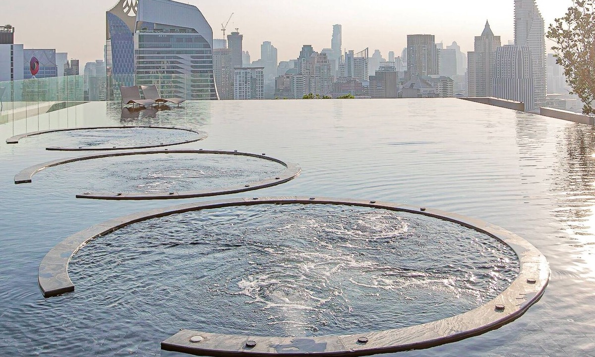 Nana Condo | Luxury Apt. Free Pickup Siam/Central Embassy 无边泳池