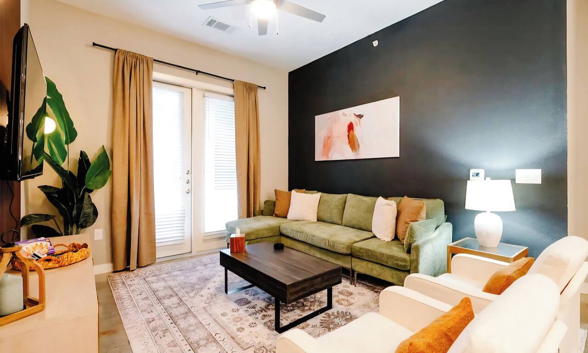 Tobin Hill Apartment | Luxury Apt Steps Away From Shopping & Dining, FREE Parking