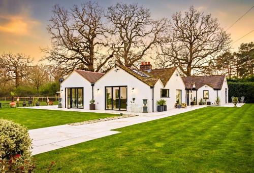 Winkfield Villa | Luxury Ascot Villa Steps from Royal Ascot, 5 mins to Legoland Windsor Resort, 10 mins to Windsor Castle