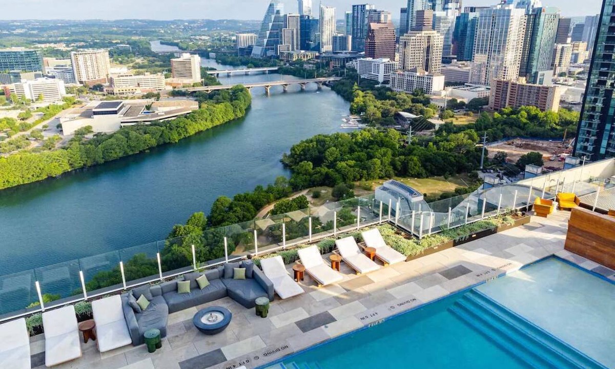 Rainey Street Historic District Condo | Luxury Austin TX Rooftop Oasis w/Heated Pool