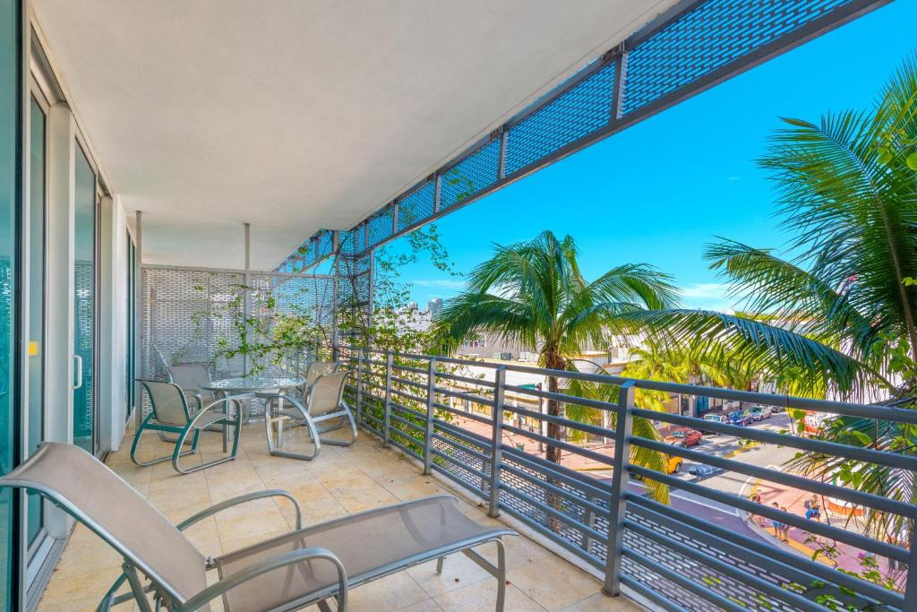 South Beach House | Luxury Balcony Suite - Across the Beach and Espanola Way