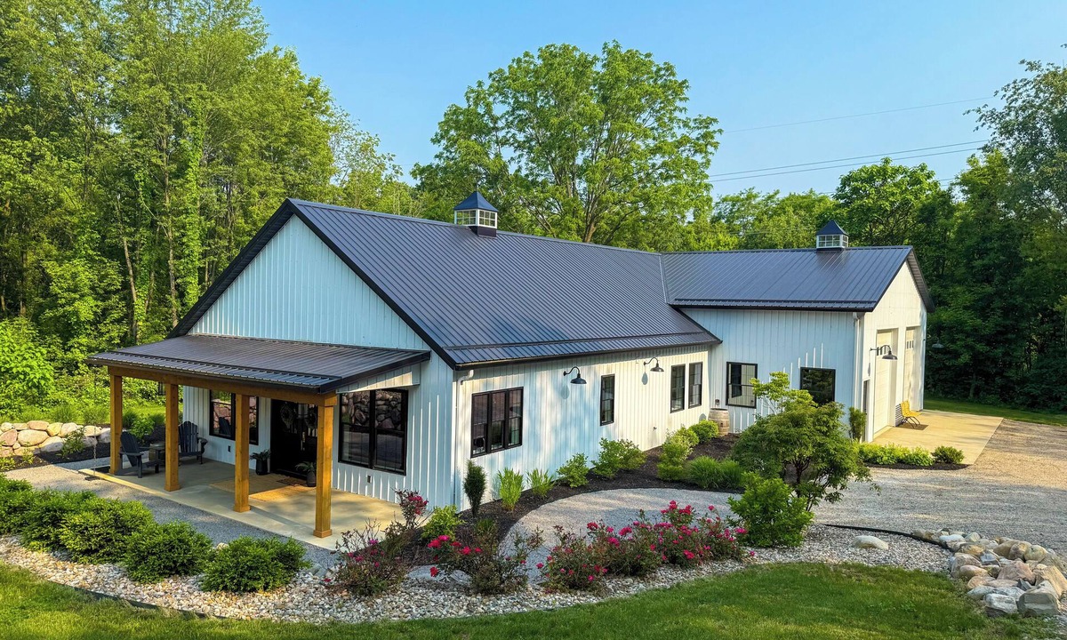 Cassopolis House | Luxury Barndo Retreat - Sleeps 16, Hot Tub, Lake & Sports Barn