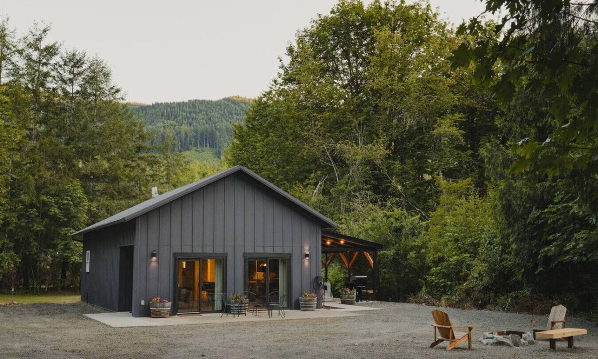 Lewis County Cabin | Luxury Barndominium-Hot Tub-Firepit-WIFI-EV-Nature
