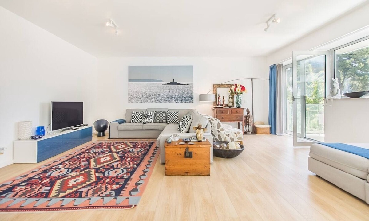 Oeiras Apartment | Luxury Beach Experience in Lisbon w/Swimming Pool