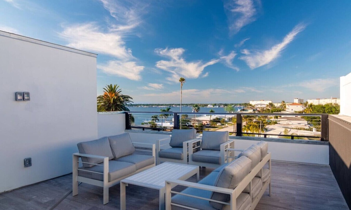 Madeira Beach Villa | Luxury Beach Home N/POOL