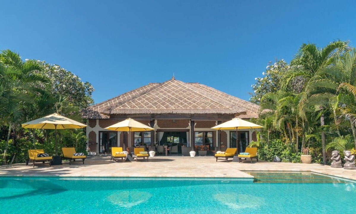 Lokapaksa Villa | Luxury beach villa directly at sea, private pool, incl. Staff/Cook next Lovina