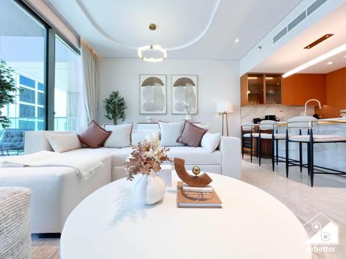 Palm Jumeirah Apartment | Luxury Beachfront 1BR on Palm Jumeirah & Balcony