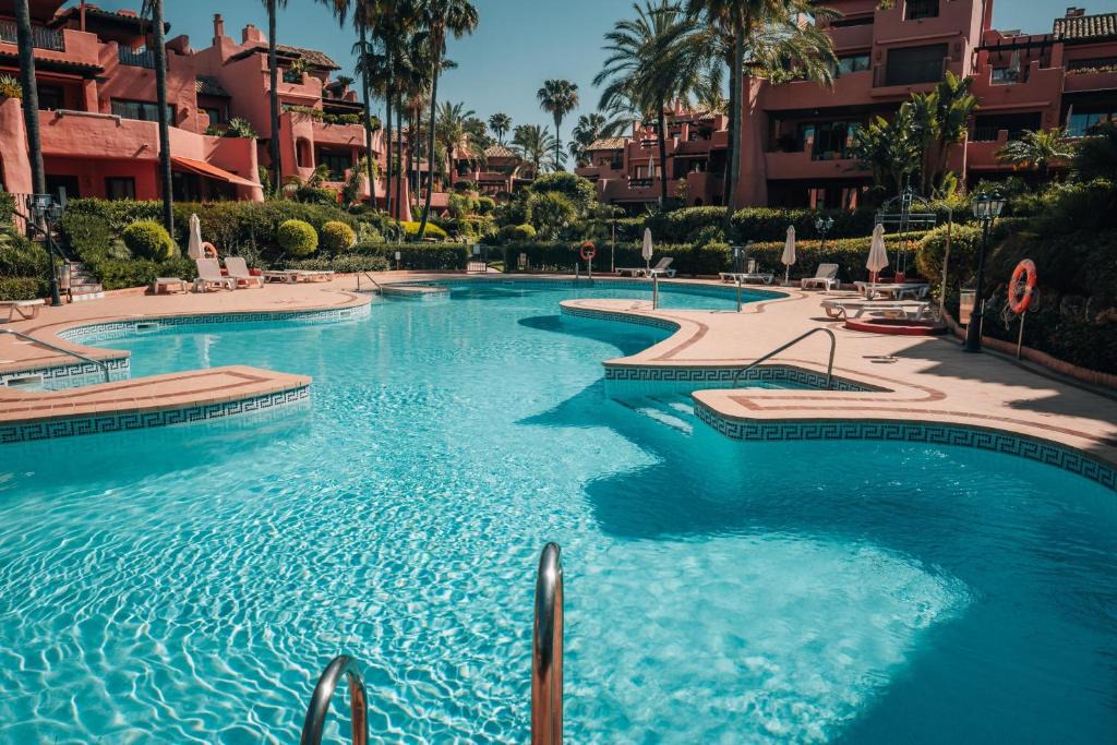 Gualdalmansa Apartment | Luxury Beachfront Heated Pool & SPA & GYM–EHHouse
