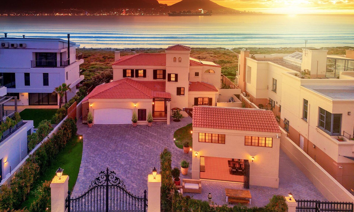 Sunset Beach Villa | Luxury Beachfront Villa. On the beach. Table Mountain & Sunset Views.