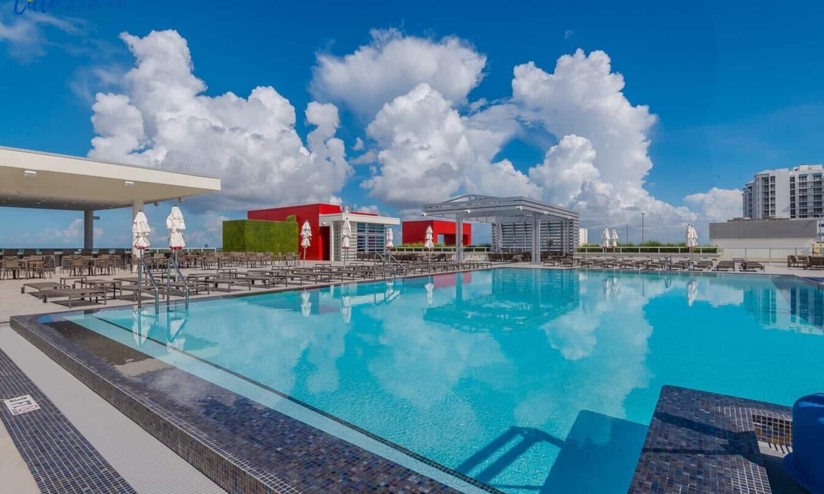 Hollywood Condo | Luxury Beachside Studio w/Rooftop Pool - CS31
