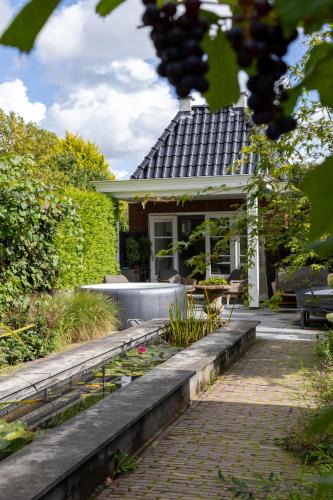 Sint Pancras House | Luxury Bed & Wellness Lodge with Sauna and Jacuzzi