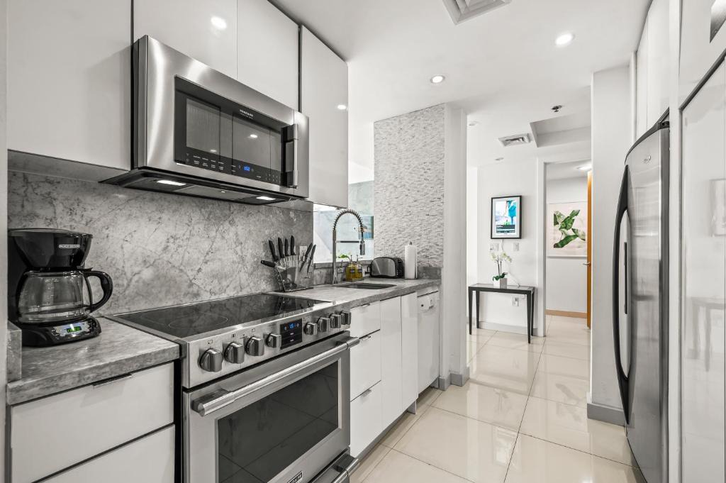 Brickell Apartment | Luxury Brickell Downtown Condo with balcony in Miami