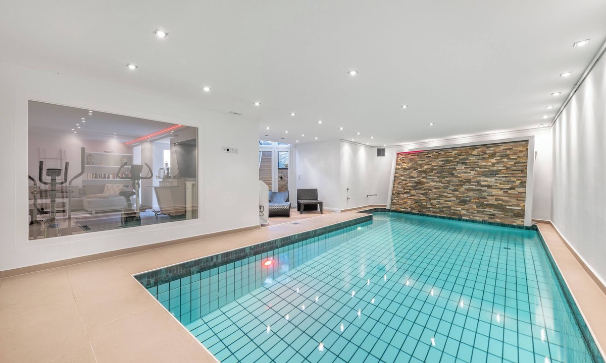 Pempelfort House | Luxury bungalow with heated private pool, sauna & discreet and central location.