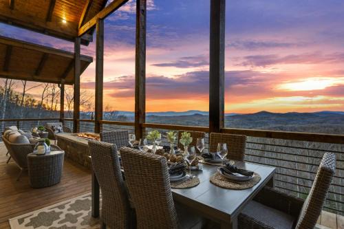 Ridgeline Vistas Villa | Luxury Cabin Mountain Views Pool Table Hot Tub