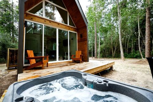 Montgomery House | Luxury Cabin with Private Hot Tub - Cueta, Montgomery, TX