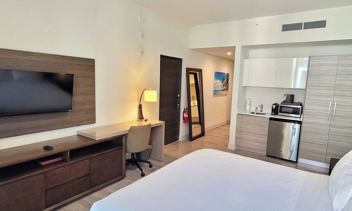 Hollywood Condo | Luxury CH Studio Steps From The Beach Style-CS33