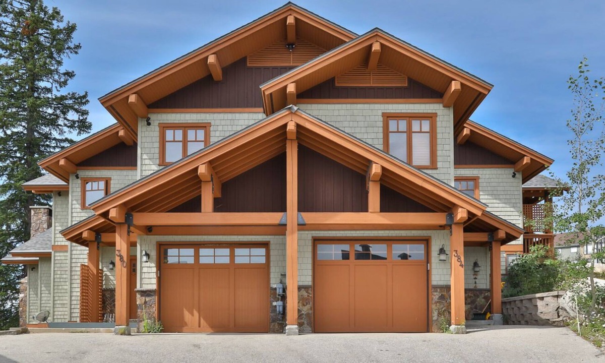 Big White Ski Resort Ski Chalet | Luxury Chalet! A True Ski In/Out! 5 Minute Walk to the Village! Feels Like Home!