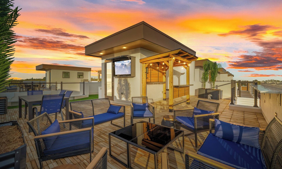 Largo House | LUXURY Coastal Modern Sunset Oasis with Beautiful ROOFTOP