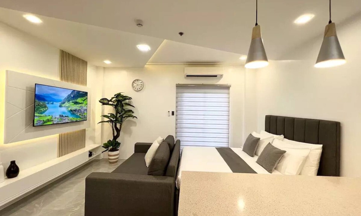 Malabanias Apartment | Luxury Cocoon near Fields Avenue