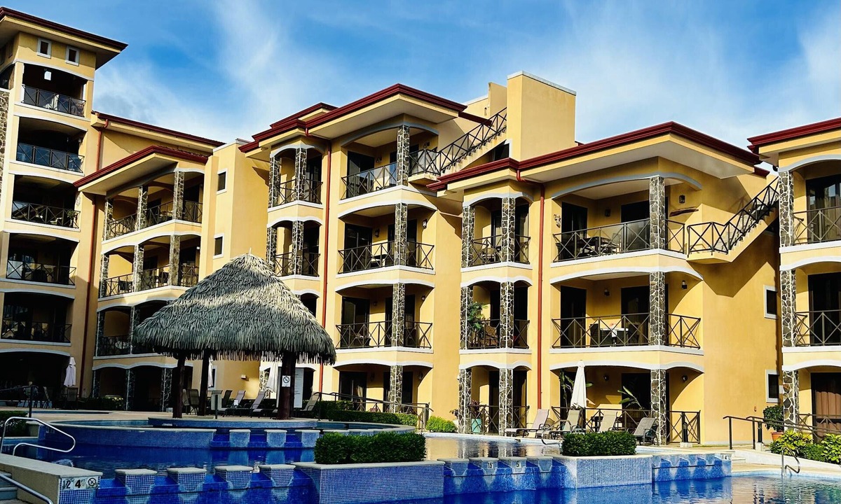 Barrio Los Villalobos Condo | Luxury Condo Beachfront Playa Jacó, 3 Beds, 2 Bath, AC, Infinity Pools & Balcony